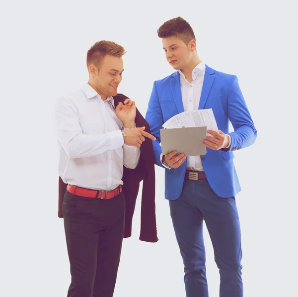 Dwóch mężczyzn biznesowych posiadających umowy folderu na białym tle — Zdjęcie stockowe