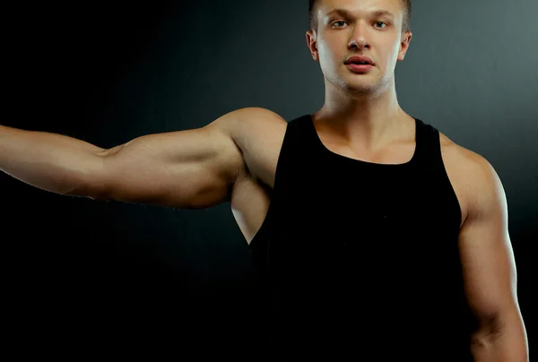 Gesunder muskulöser junger Mann. isoliert auf schwarz — Stockfoto