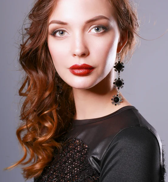 Piękna kobieta z makijażem wieczorowym w czarnej sukience — Zdjęcie stockowe