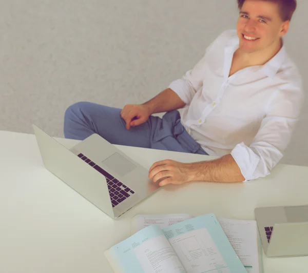 Joven hombre de negocios trabajando en la oficina, sentado en el escritorio — Foto de Stock