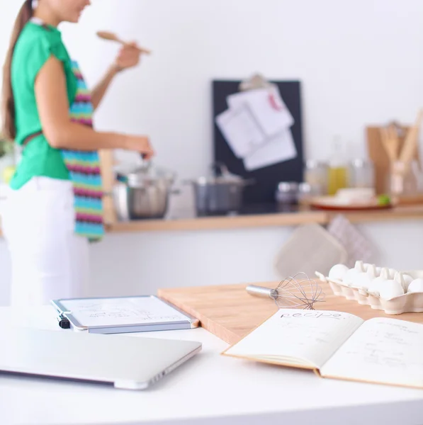 Mujer haciendo comida saludable de pie sonriendo en la cocina — Foto de Stock