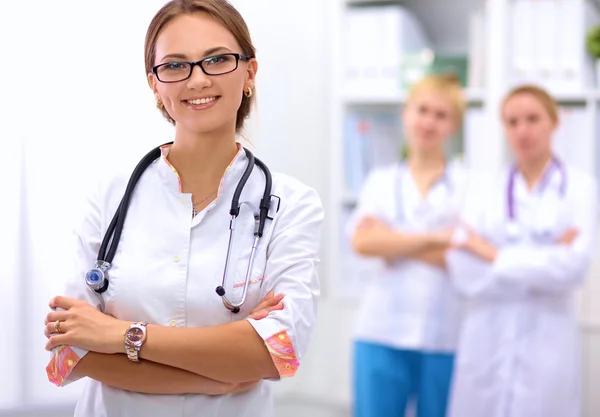 Retrato de médico mulher no hospital — Fotografia de Stock