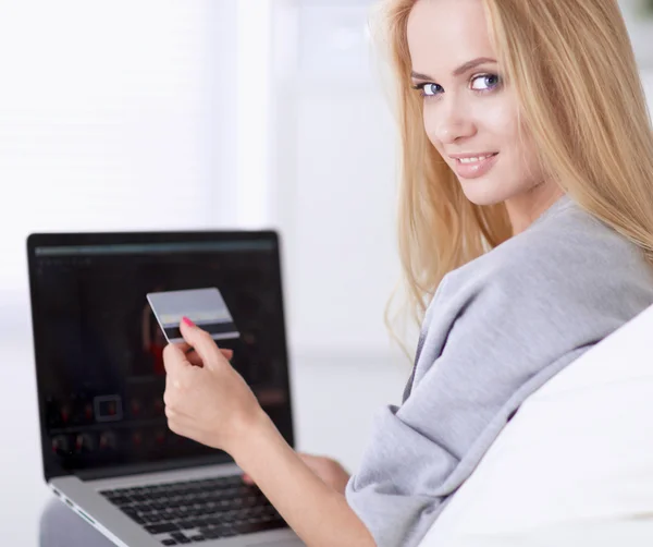 Donna che acquista online con carta di credito e computer — Foto Stock