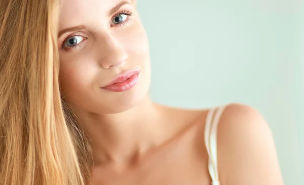 Portrait of beautiful woman isolated on gray background — Stock Photo, Image