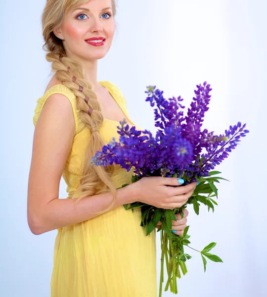 Mujer joven con hermoso peinado y flores — Foto de Stock