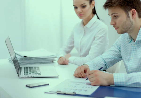 Affärsmän som sitter och diskuterar på affärsmöte, i ämbetet — Stockfoto