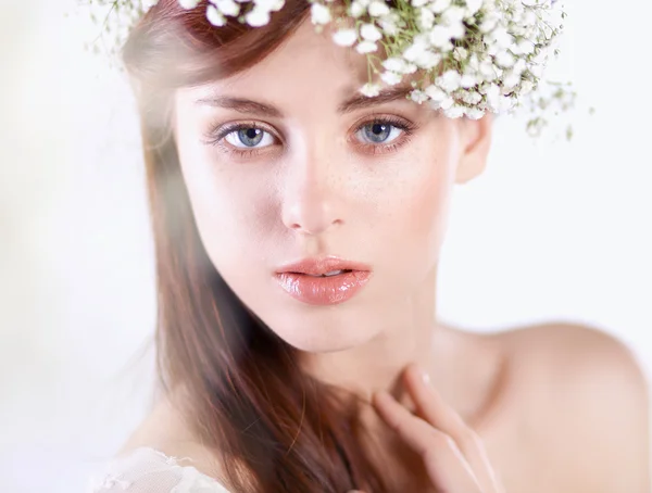 Porträt einer schönen Frau mit Blumen im Haar — Stockfoto