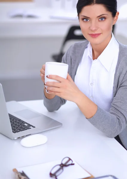 Atractiva mujer de negocios sentada en el escritorio de la oficina —  Fotos de Stock