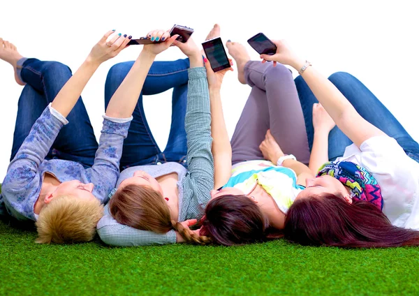 Groupe de jeunes qui s'amusent dans l'herbe — Photo