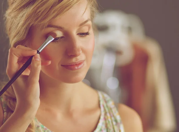 Artista haciendo maquillaje profesional de la mujer —  Fotos de Stock