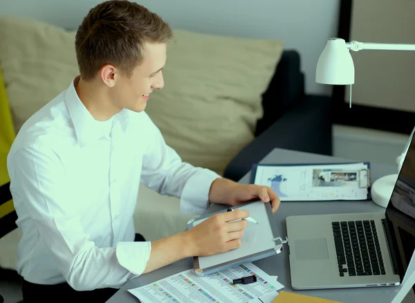 Ung affärsman med mapp sitter på kontoret — Stockfoto