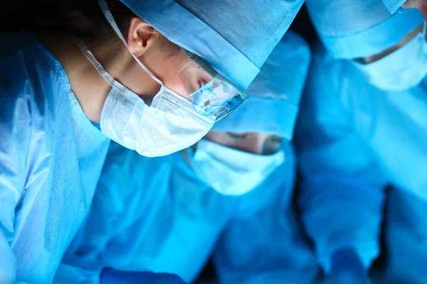 Молодая команда хирургов в операционной — стоковое фото