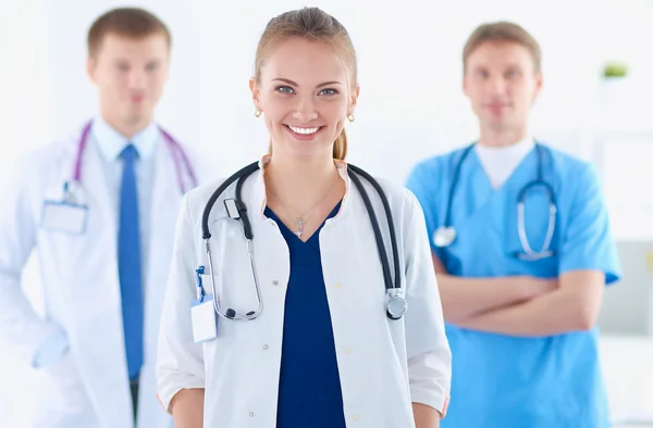 Atrakcyjny lekarz przed grupą medyczną — Zdjęcie stockowe