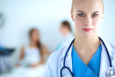 Kadın doktor hastanede dosyayla bekliyor.