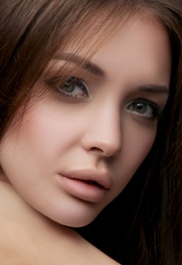 siyah arka plan üzerine izole güzel bir kadın portresi