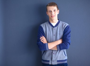 siyah arka plan üzerine yakışıklı bir genç adam portresi