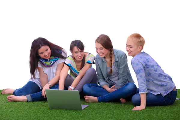 Gruppo di giovani studenti che utilizzano computer portatile insieme — Foto Stock