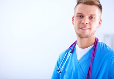 Bilgisayarlı gülümseyen bir erkek doktorun portresi.