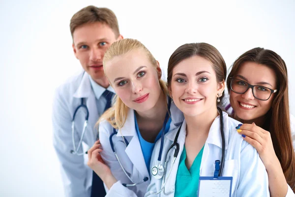 Portret van een groep lachende ziekenhuiscollega 's die samen staan — Stockfoto