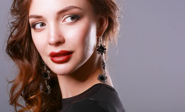 Hermosa mujer con maquillaje de noche en vestido negro — Foto de Stock