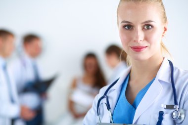 Kadın doktor hastanede dosyayla bekliyor.