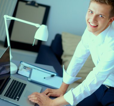 Genç işadamı ofiste masa oturarak çalışma