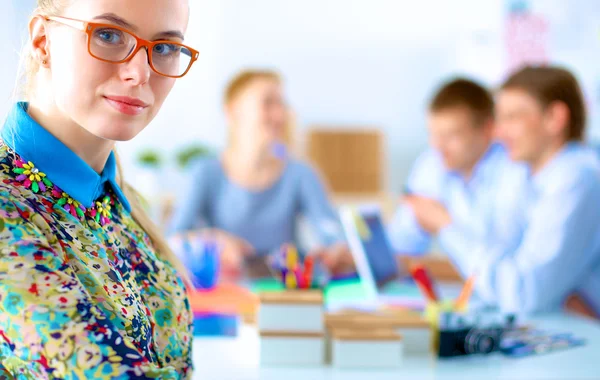 Jovem atraente designer de moda feminina trabalhando na mesa de escritório — Fotografia de Stock