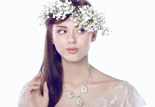 Retrato de una hermosa mujer con flores en el pelo — Foto de Stock