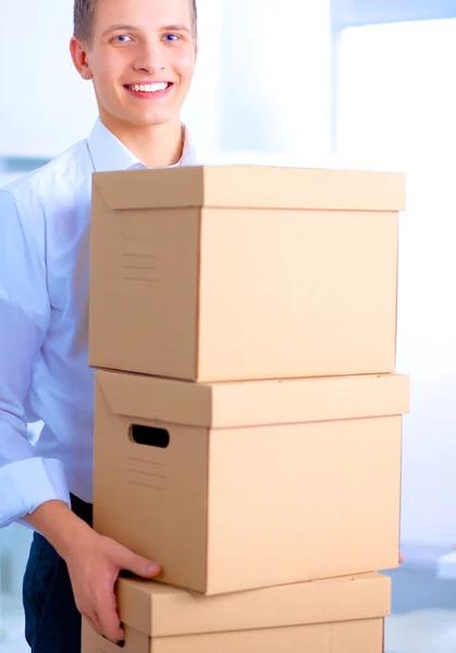Portret van een persoon met bewegende doos en andere spullen geïsoleerd op wit — Stockfoto