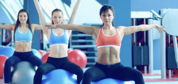 Skupina lidí ve třídě Pilates v tělocvičně — Stock fotografie