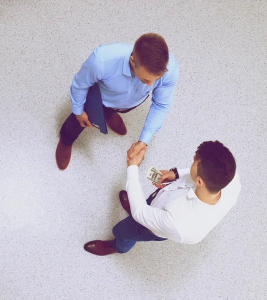 Uomini d'affari che stringono la mano, isolati su sfondo bianco — Foto Stock