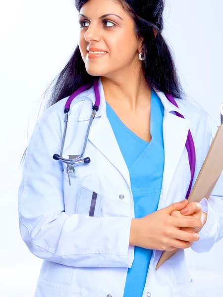 Mujer doctora con estetoscopio de pie cerca de la pared — Foto de Stock