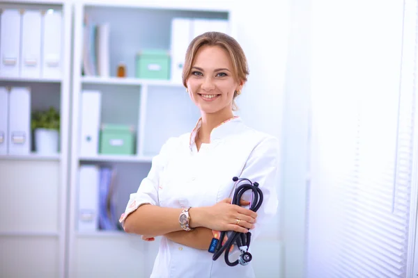 Woman doctor standing at hospital — Stock Photo, Image