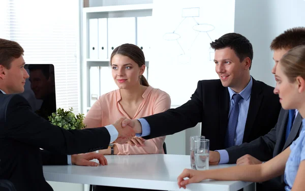 Gente de negocios sentada y discutiendo en la reunión de negocios, en la oficina — Foto de Stock