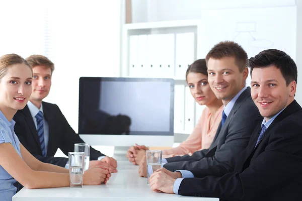 Uomini d'affari che siedono e discutono alla riunione di lavoro, in ufficio — Foto Stock