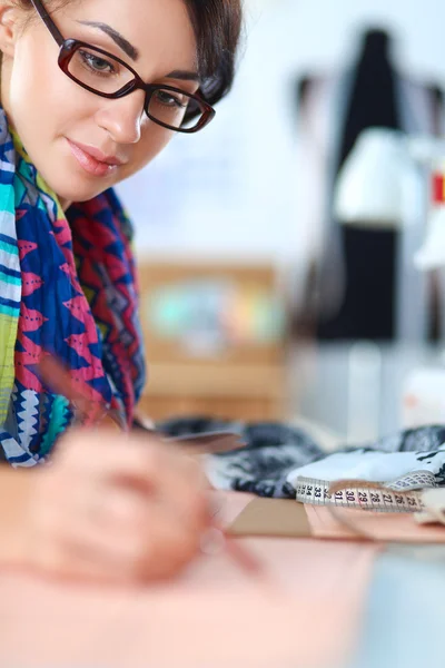 Dressmaker designa kläder mönster på papper — Stockfoto