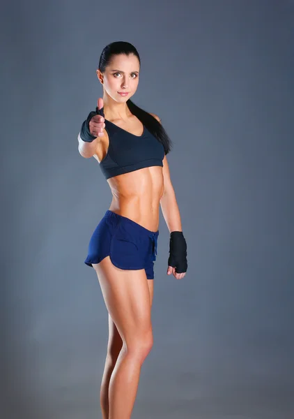 Portret van een gelukkige fitnessvrouw met ok teken — Stockfoto