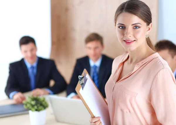 Zakenmensen zitten en discussiëren op zakelijke bijeenkomst, in functie — Stockfoto