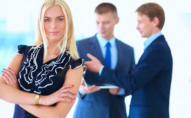 İş kadını ofiste ön planda duran