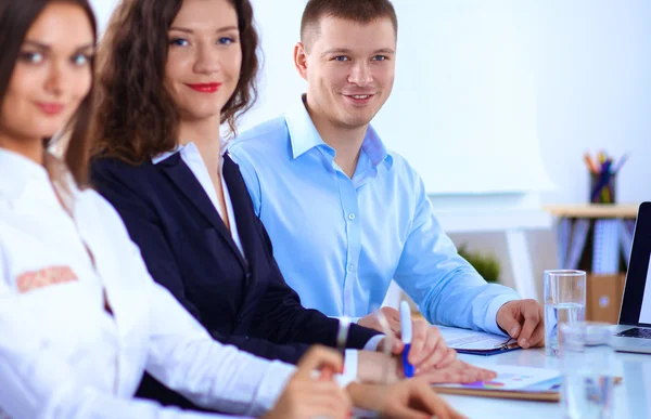 Affärsmän som sitter och diskuterar på affärsmöte, i ämbetet — Stockfoto