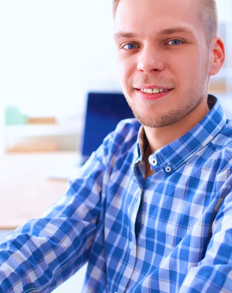 Young businessman working in office, sitting at desk — Stock Photo, Image