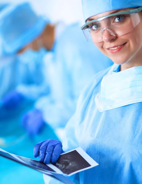 Equipe de cirurgia jovem na sala de cirurgia — Fotografia de Stock