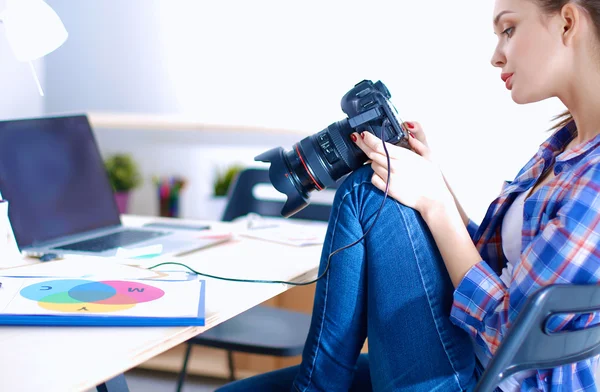 Femme photographe assise sur le bureau avec ordinateur portable — Photo