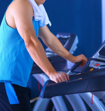 Adam üzerinde eğitmenler egzersiz jimnastik salonu