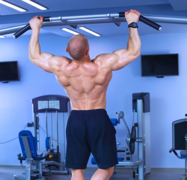 Spor salonunda egzersiz eğitim genç adam