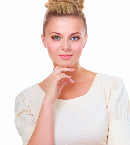 Eine junge Frau steht auf weißem Hintergrund — Stockfoto
