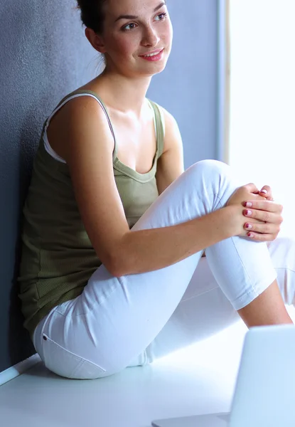 Attraente ragazza caucasica seduta sul pavimento — Foto Stock