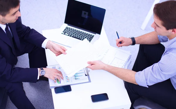 Affärsmän som sitter och diskuterar på affärsmöte, i ämbetet — Stockfoto