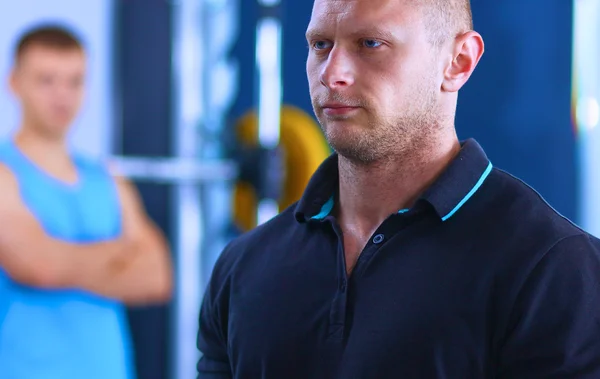 Culturista con barra de pesas en gimnasio — Foto de Stock