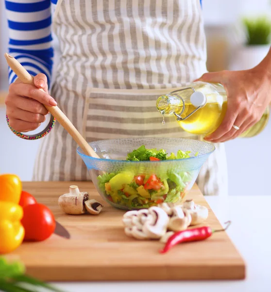 Young woman mixing fresh salad — Stock Photo, Image